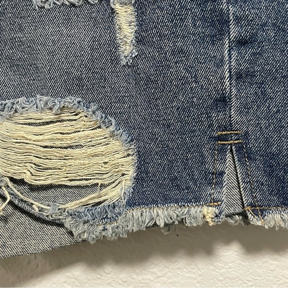 NWT Buffalo David Bitton Faith Mid Rise Distressed w Floral Embroidery Size 29 - Picture 3 of 9
